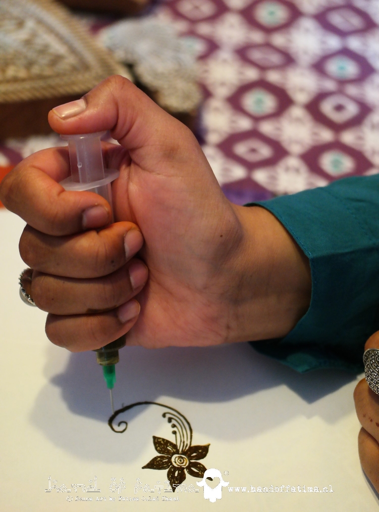 henna zetten met een spuit is een Marokkaanse techniek